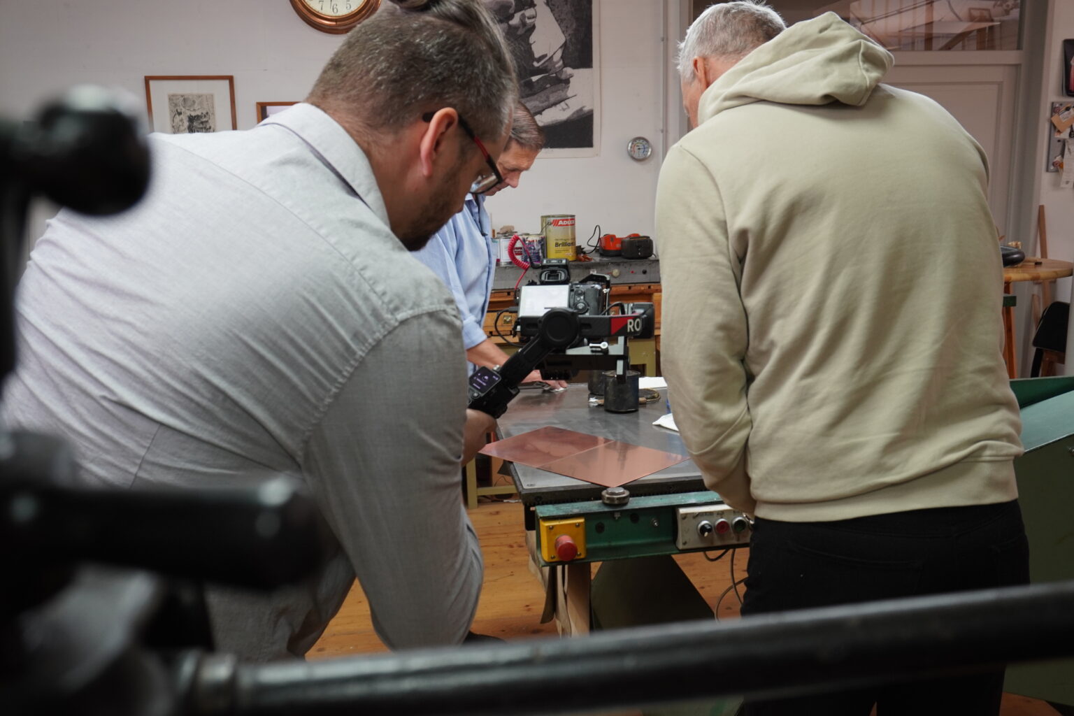 Zwei Personen arbeiten zusammen an einem Videodreh in einer Werkstatt