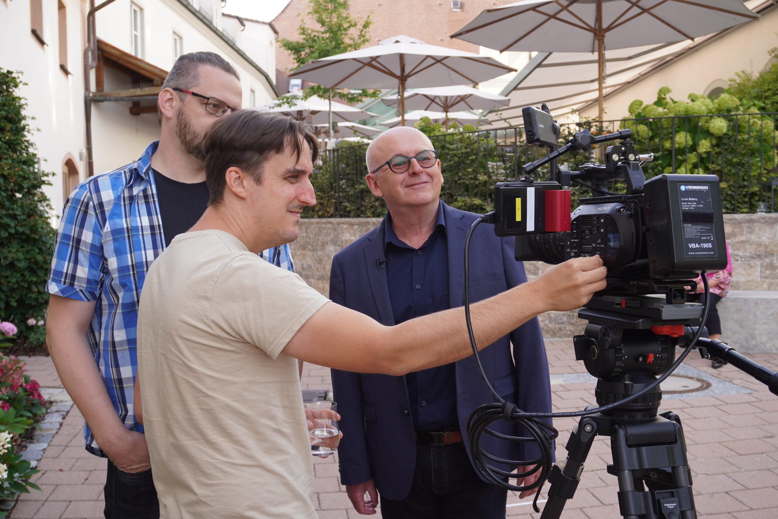 das kamerateam von camfire mit einem kunden am filmset